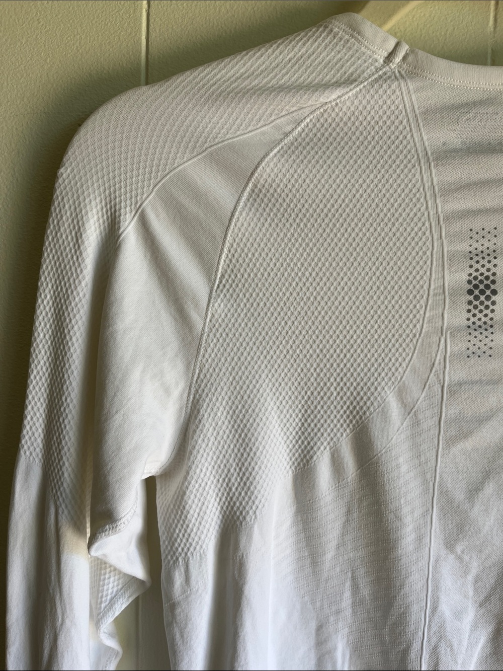 Athleta Momentum Womens White Long Sleeve Performance Seamless Sports Tee Sz Sm - Picture 3 of 12